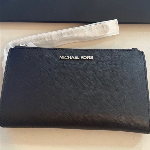 Michael Kors Handbags - NWT MICHAEL KORS WRISTLET/WALLET